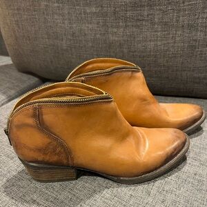 Very Volatile Sofia Tan Leather Ankle Booties Size 10